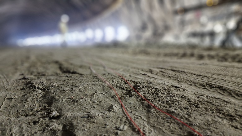 Tỉ mẩn từng mũi nổ m&igrave;n c&ugrave;ng những thợ l&agrave;m hầm cao tốc Quảng Ng&atilde;i- Ảnh 12.