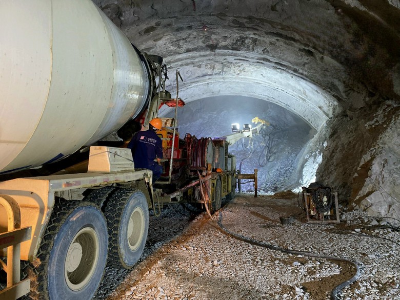 Tỉ mẩn từng mũi nổ m&igrave;n c&ugrave;ng những thợ l&agrave;m hầm cao tốc Quảng Ng&atilde;i- Ảnh 15.