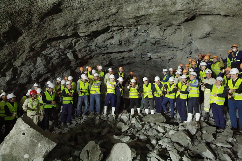 Tỉ mẩn từng mũi nổ m&igrave;n c&ugrave;ng những thợ l&agrave;m hầm cao tốc Quảng Ng&atilde;i- Ảnh 16.