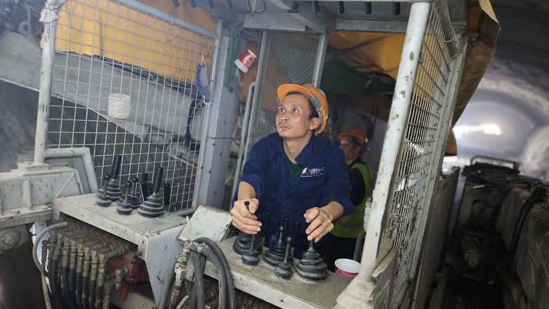 Tỉ mẩn từng mũi nổ m&igrave;n c&ugrave;ng những thợ l&agrave;m hầm cao tốc Quảng Ng&atilde;i- Ảnh 5.