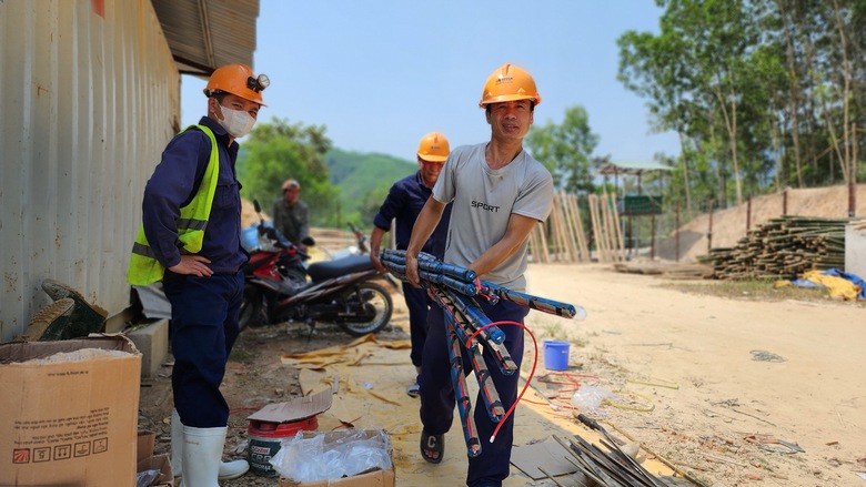 Tỉ mẩn từng mũi nổ m&igrave;n c&ugrave;ng những thợ l&agrave;m hầm cao tốc Quảng Ng&atilde;i- Ảnh 7.