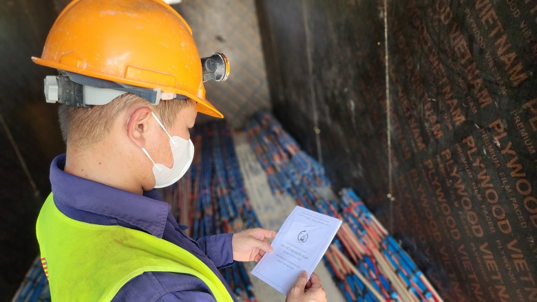 Tỉ mẩn từng mũi nổ m&igrave;n c&ugrave;ng những thợ l&agrave;m hầm cao tốc Quảng Ng&atilde;i- Ảnh 8.