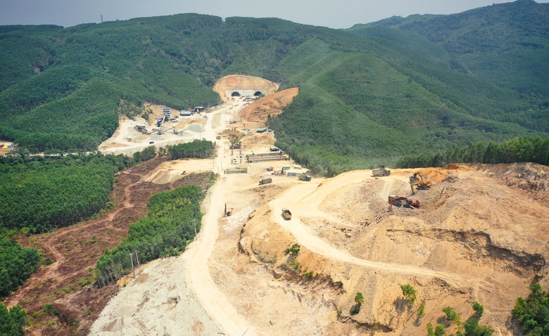 Tỉ mẩn từng mũi nổ m&igrave;n c&ugrave;ng những thợ l&agrave;m hầm cao tốc Quảng Ng&atilde;i- Ảnh 1.