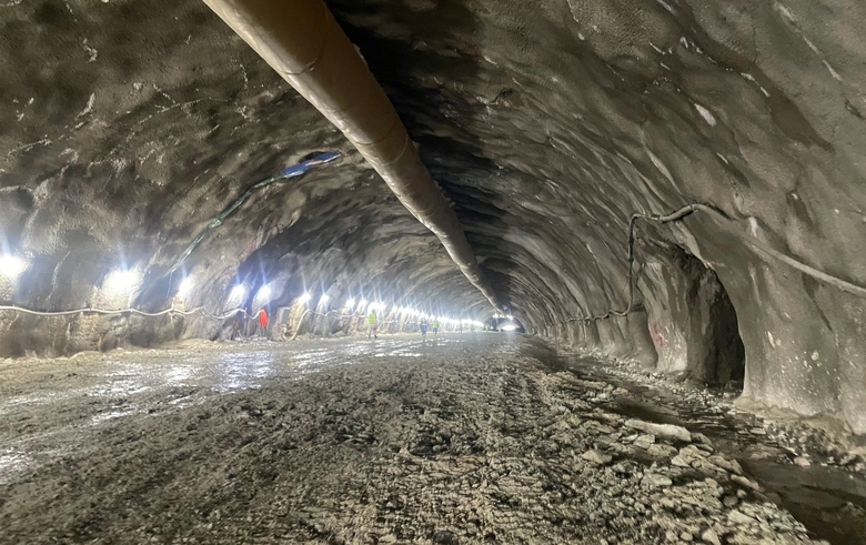 Tỉ mẩn từng mũi nổ m&igrave;n c&ugrave;ng những thợ l&agrave;m hầm cao tốc Quảng Ng&atilde;i- Ảnh 2.