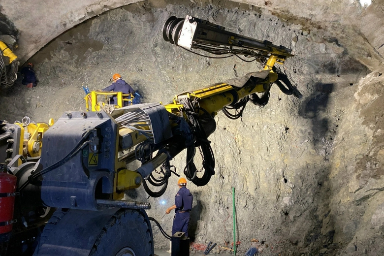 Tỉ mẩn từng mũi nổ m&igrave;n c&ugrave;ng những thợ l&agrave;m hầm cao tốc Quảng Ng&atilde;i- Ảnh 4.