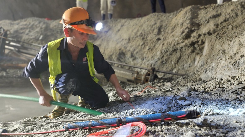 Tỉ mẩn từng mũi nổ m&igrave;n c&ugrave;ng những thợ l&agrave;m hầm cao tốc Quảng Ng&atilde;i- Ảnh 9.