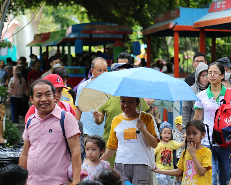 Thảo Cầm Vi&ecirc;n S&agrave;i G&ograve;n chật như n&ecirc;m những ng&agrave;y nghỉ lễ- Ảnh 16.
