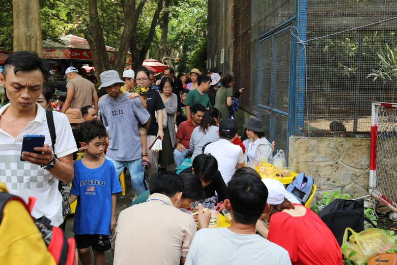 Thảo Cầm Vi&ecirc;n S&agrave;i G&ograve;n chật như n&ecirc;m những ng&agrave;y nghỉ lễ- Ảnh 11.