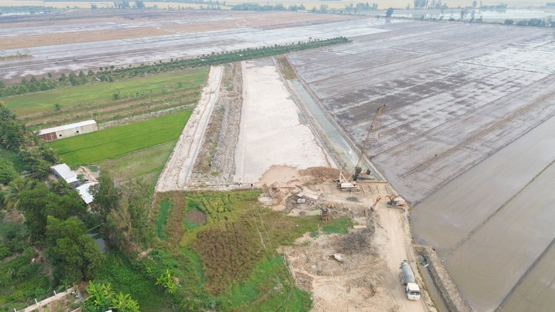 Thủ tướng y&ecirc;u cầu sớm gỡ kh&oacute; mặt bằng, vật liệu cho cao tốc trục ngang miền T&acirc;y- Ảnh 2.