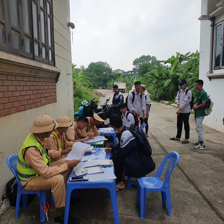 Học sinh ngơ ngác khi bị CSGT Vĩnh Phúc mặc thường phục xử lý vi phạm- Ảnh 1. Học sinh ngơ ngác khi bị CSGT Vĩnh Phúc mặc thường phục xử lý vi phạm- Ảnh 1.