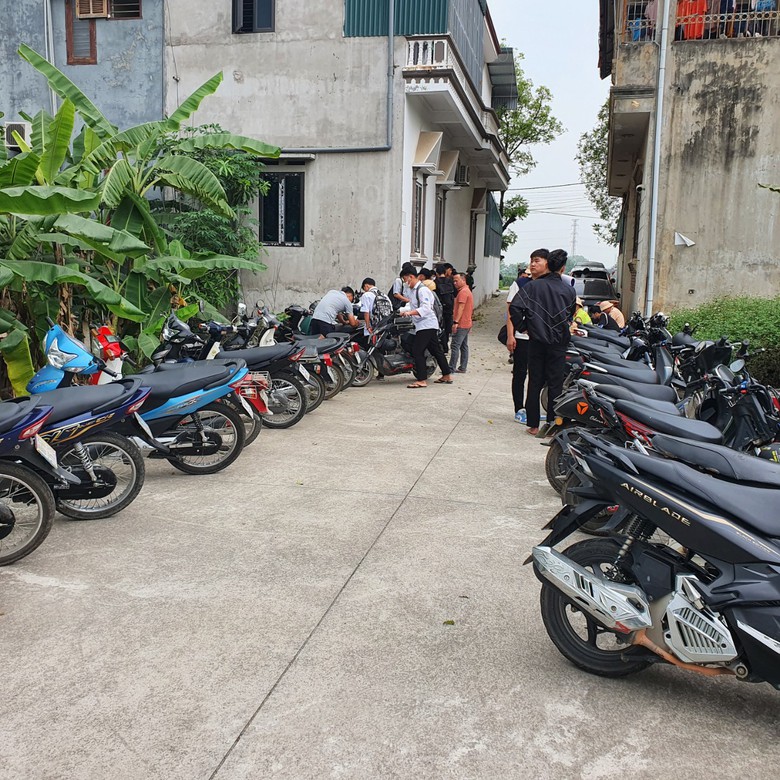 Học sinh ngơ ngác khi bị CSGT Vĩnh Phúc mặc thường phục xử lý vi phạm- Ảnh 5. Học sinh ngơ ngác khi bị CSGT Vĩnh Phúc mặc thường phục xử lý vi phạm- Ảnh 5.