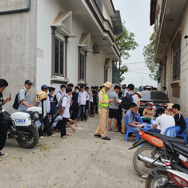 Học sinh ngơ ngác khi bị CSGT Vĩnh Phúc mặc thường phục xử lý vi phạm- Ảnh 3. Học sinh ngơ ngác khi bị CSGT Vĩnh Phúc mặc thường phục xử lý vi phạm- Ảnh 3.