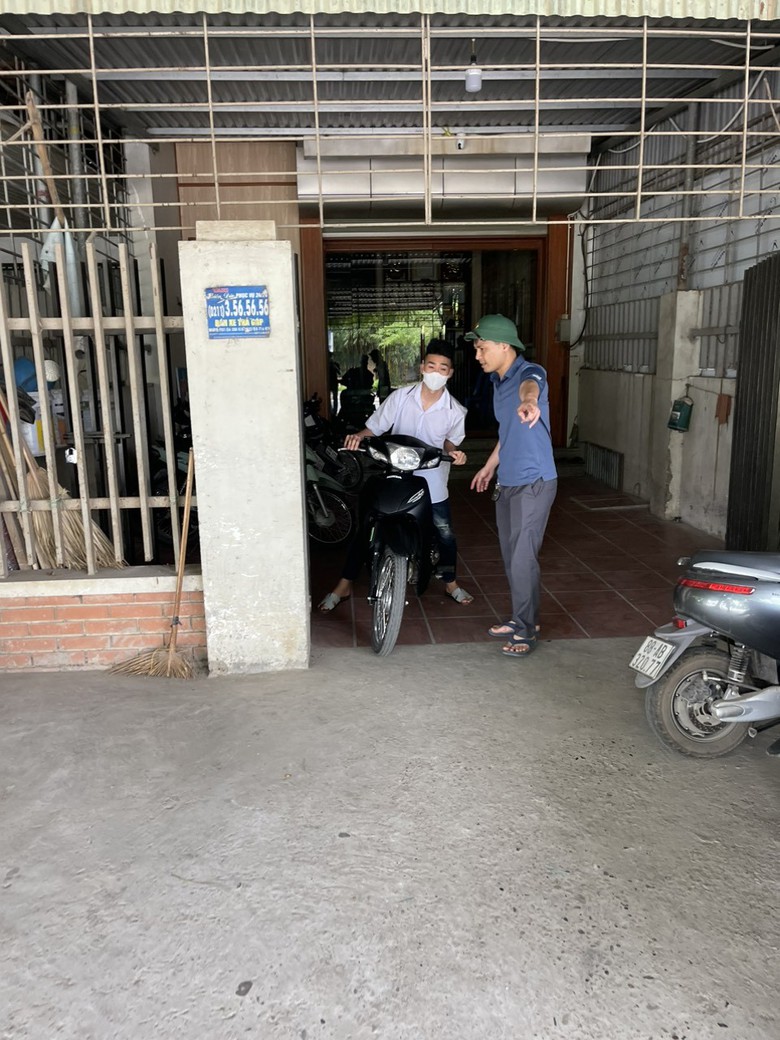 Học sinh ngơ ngác khi bị CSGT Vĩnh Phúc mặc thường phục xử lý vi phạm- Ảnh 2. Học sinh ngơ ngác khi bị CSGT Vĩnh Phúc mặc thường phục xử lý vi phạm- Ảnh 2.