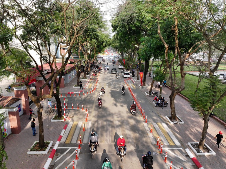 H&agrave; Nội: Cổng trường an to&agrave;n hơn sau khi giới hạn tốc độ- Ảnh 1.