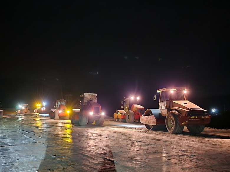 Thảm gần 2km b&ecirc; t&ocirc;ng nhựa đầu ti&ecirc;n tr&ecirc;n tuyến cao tốc Bắc - Nam qua H&agrave; Tĩnh- Ảnh 2.