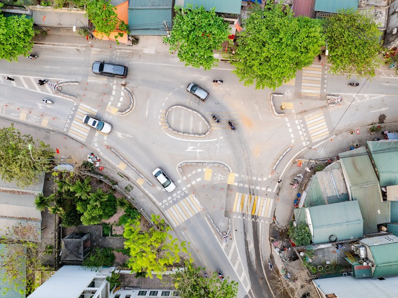 H&agrave; Nội: Cổng trường an to&agrave;n hơn sau khi giới hạn tốc độ- Ảnh 3.