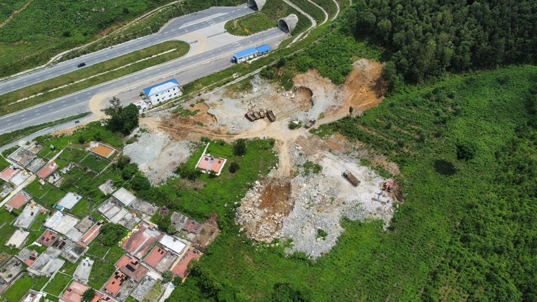 Xe tải chở đất "xé rào" vào cao tốc: Sa thải nhân viên nhận 3 triệu đồng- Ảnh 3. Xe tải chở đất "xé rào" vào cao tốc: Sa thải nhân viên nhận 3 triệu đồng- Ảnh 3.