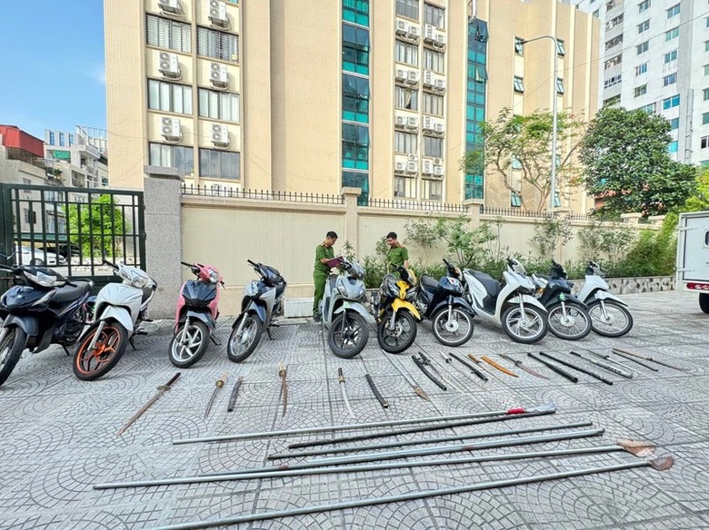 Khởi tố 20 "qu&aacute;i xế" cầm hung kh&iacute; n&aacute;o loạn đường phố H&agrave; Nội- Ảnh 2.