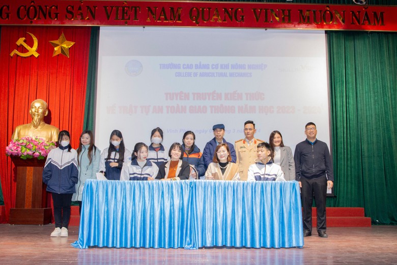 Học sinh ngơ ngác khi bị CSGT Vĩnh Phúc mặc thường phục xử lý vi phạm- Ảnh 4. Học sinh ngơ ngác khi bị CSGT Vĩnh Phúc mặc thường phục xử lý vi phạm- Ảnh 4.