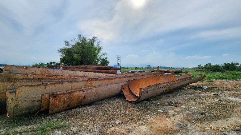 Quảng Ng&atilde;i: C&ocirc;ng trường đường 3.500 tỷ kh&ocirc;ng b&oacute;ng người v&igrave; thiếu c&aacute;t- Ảnh 2.