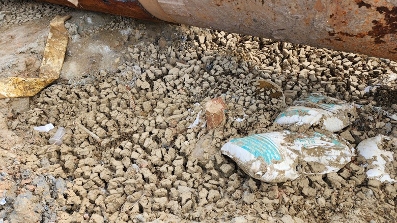 Quảng Ng&atilde;i: C&ocirc;ng trường đường 3.500 tỷ kh&ocirc;ng b&oacute;ng người v&igrave; thiếu c&aacute;t- Ảnh 3.