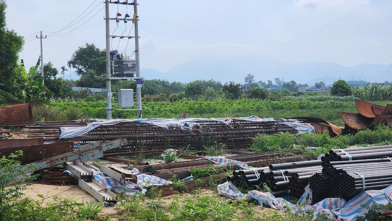 Quảng Ng&atilde;i: C&ocirc;ng trường đường 3.500 tỷ kh&ocirc;ng b&oacute;ng người v&igrave; thiếu c&aacute;t- Ảnh 9.