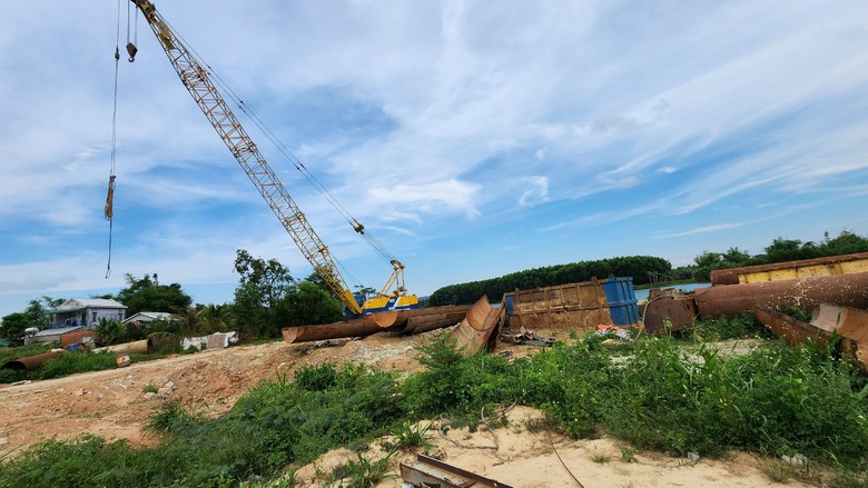 Quảng Ng&atilde;i: C&ocirc;ng trường đường 3.500 tỷ kh&ocirc;ng b&oacute;ng người v&igrave; thiếu c&aacute;t- Ảnh 1.