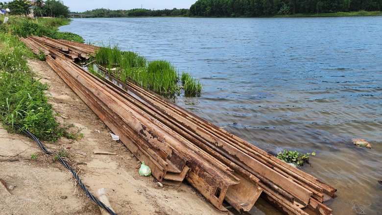 Quảng Ng&atilde;i: C&ocirc;ng trường đường 3.500 tỷ kh&ocirc;ng b&oacute;ng người v&igrave; thiếu c&aacute;t- Ảnh 8.