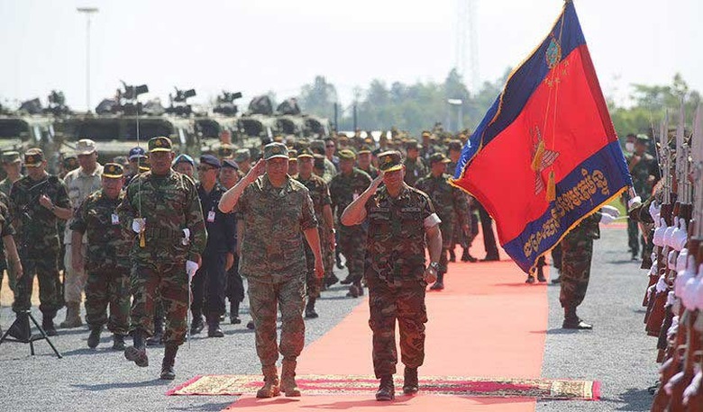 Trung Quốc và Campuchia chính thức bắt đầu cuộc tập trận quân sự thường kỳ trên đất liền và trên biển mang tên “Rồng Vàng”. (Ảnh: Khmer Times) Trung Quốc và Campuchia chính thức bắt đầu cuộc tập trận quân sự thường kỳ trên đất liền và trên biển mang tên “Rồng Vàng”. (Ảnh: Khmer Times)