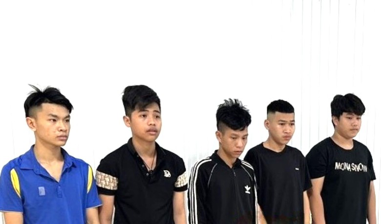 Khởi tố nh&oacute;m c&ocirc;n đồ ngang nhi&ecirc;n ch&eacute;m người giữa phố Đ&agrave; Nẵng- Ảnh 1.