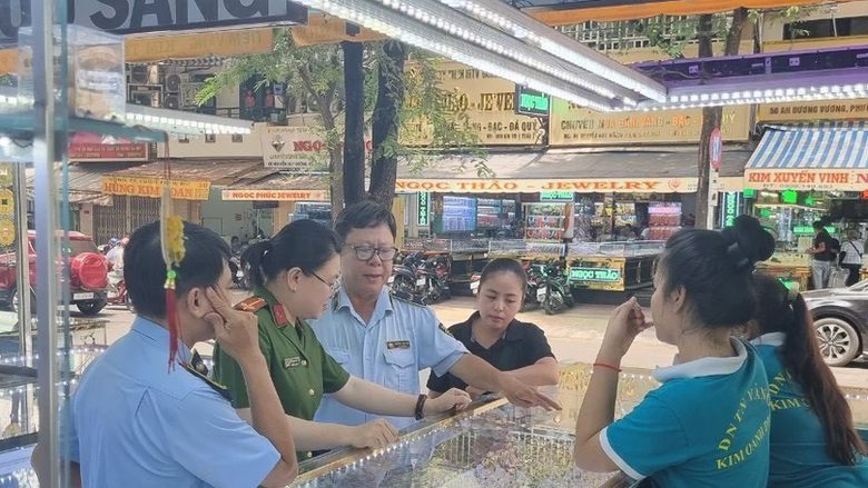 35 tiệm vàng tại TP.HCM bị kiểm tra, 719 sản phẩm từ vàng bị thu giữ- Ảnh 1. 35 tiệm vàng tại TP.HCM bị kiểm tra, 719 sản phẩm từ vàng bị thu giữ- Ảnh 1.