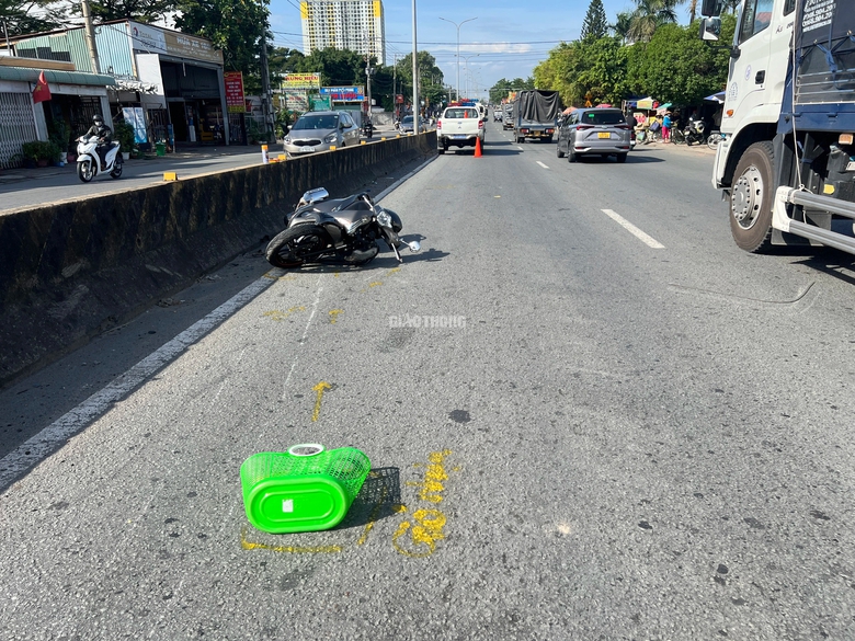Tr&egrave;o qua dải ph&acirc;n c&aacute;ch rồi ng&atilde;, người phụ nữ bị xe m&aacute;y t&ocirc;ng tử vong- Ảnh 1.