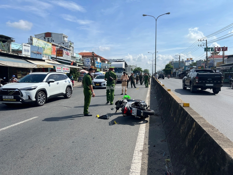 Tr&egrave;o qua dải ph&acirc;n c&aacute;ch rồi ng&atilde;, người phụ nữ bị xe m&aacute;y t&ocirc;ng tử vong- Ảnh 2.