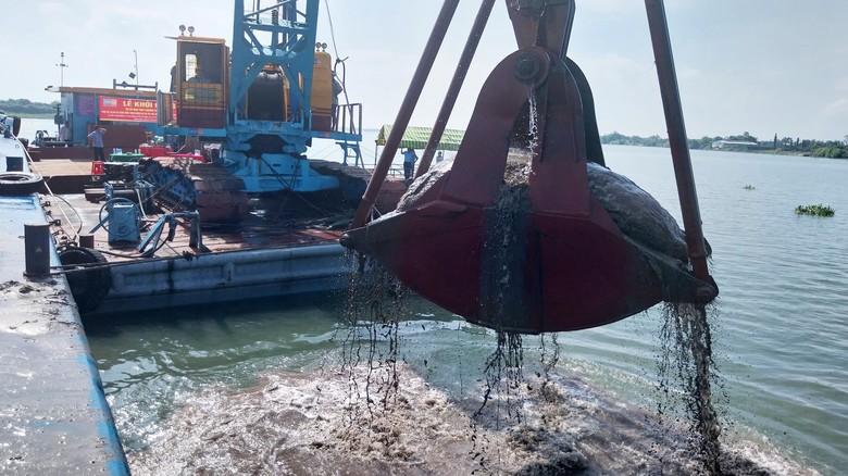 C&aacute;t về c&ocirc;ng trường cao tốc Cao L&atilde;nh - An Hữu, nh&agrave; thầu tăng tốc đẩy tiến độ- Ảnh 2.