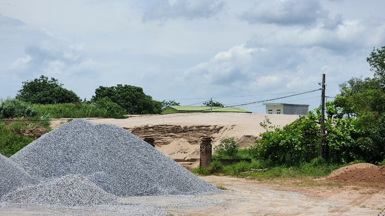 Thái Bình: Trạm trộn, bến bãi trái phép bủa vây, chính quyền loay hoay xử lý- Ảnh 3. Thái Bình: Trạm trộn, bến bãi trái phép bủa vây, chính quyền loay hoay xử lý- Ảnh 3.