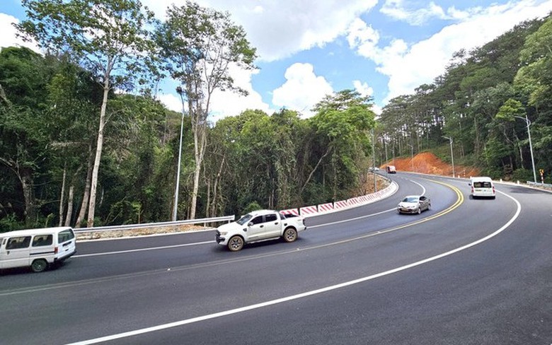 Xuất hiện vệt h&oacute;a chất lạ tr&ecirc;n đoạn đường đ&egrave;o Prenn bị bong tr&oacute;c