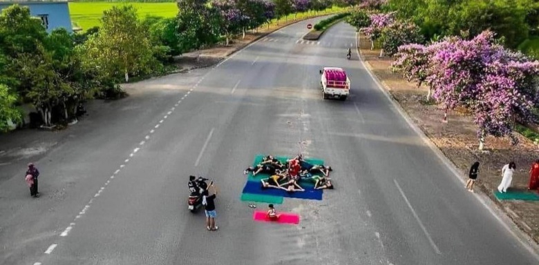 Công an vào cuộc xác minh nhóm nữ học viên tập yoga giữa đường- Ảnh 1. Công an vào cuộc xác minh nhóm nữ học viên tập yoga giữa đường- Ảnh 1.