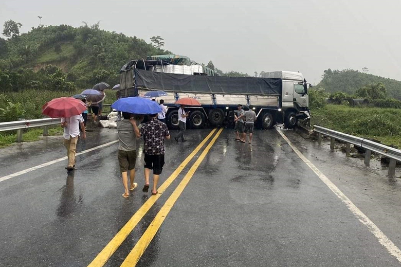 Hai &ocirc; t&ocirc; va chạm tr&ecirc;n cao tốc Nội B&agrave;i - L&agrave;o Cai g&acirc;y &ugrave;n tắc gần 5km- Ảnh 1.