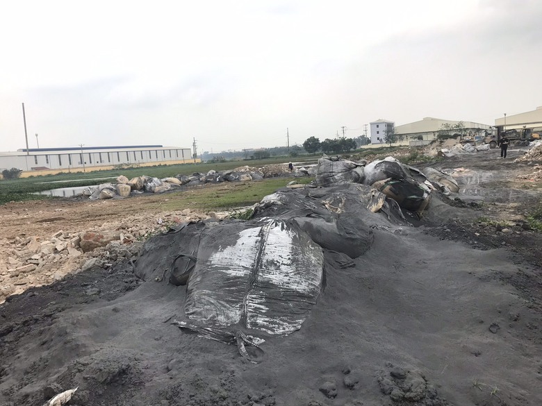 Đổ trộm 200 tấn chất bột lạ ra m&ocirc;i trường, vợ một gi&aacute;m đốc bị bắt- Ảnh 1.