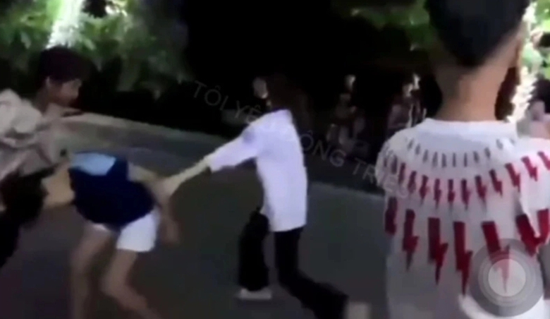 L&agrave;m r&otilde; clip vụ nữ sinh bị đ&aacute;nh hội đồng rồi lột đồ ở TX Đ&ocirc;ng Triều- Ảnh 1.