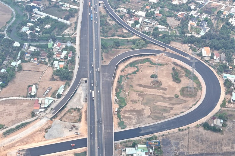 Hai nút giao kết nối QL1 với cao tốc TP.HCM - Trung Lương tăng tốc trước mùa mưa- Ảnh 3. Hai nút giao kết nối QL1 với cao tốc TP.HCM - Trung Lương tăng tốc trước mùa mưa- Ảnh 3.