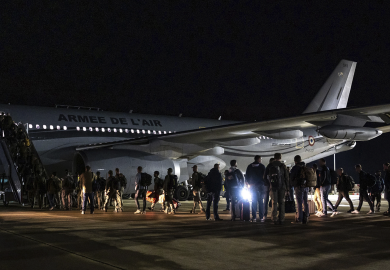 Ph&aacute;p d&ugrave;ng xe bọc th&eacute;p dẹp bạo loạn, mở đường đến s&acirc;n bay giải tho&aacute;t h&agrave;nh kh&aacute;ch- Ảnh 1.