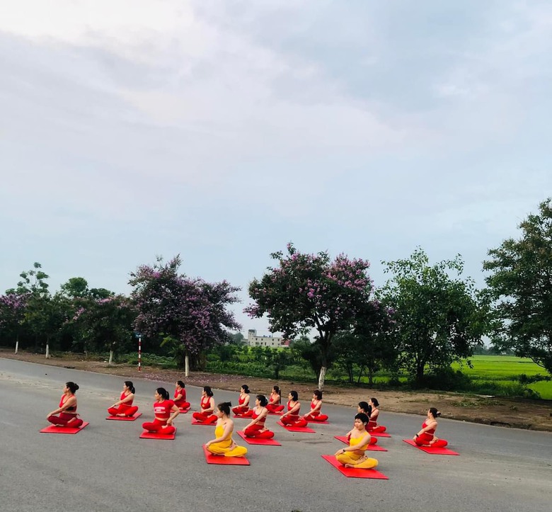 14 người tập yoga tr&ecirc;n đường ở Th&aacute;i B&igrave;nh bị xử phạt- Ảnh 2.