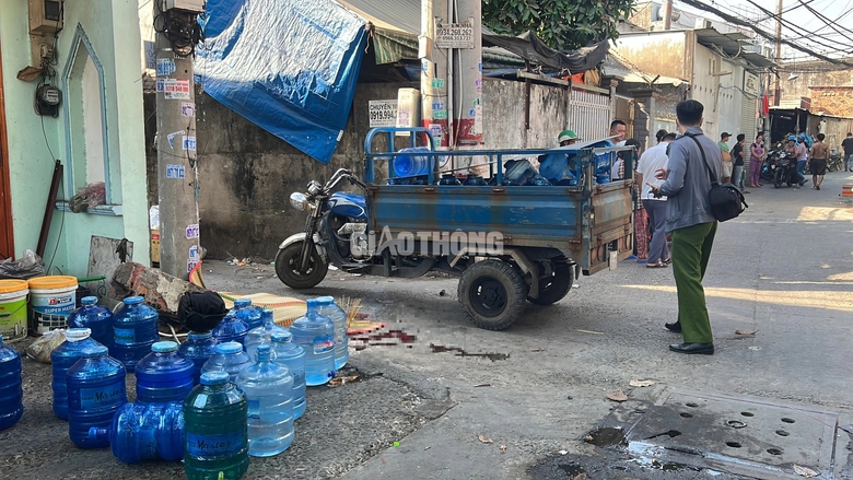 Xe ba g&aacute;c chở nước lật ở ng&atilde; ba, người đ&agrave;n &ocirc;ng tử vong tại chỗ- Ảnh 1.