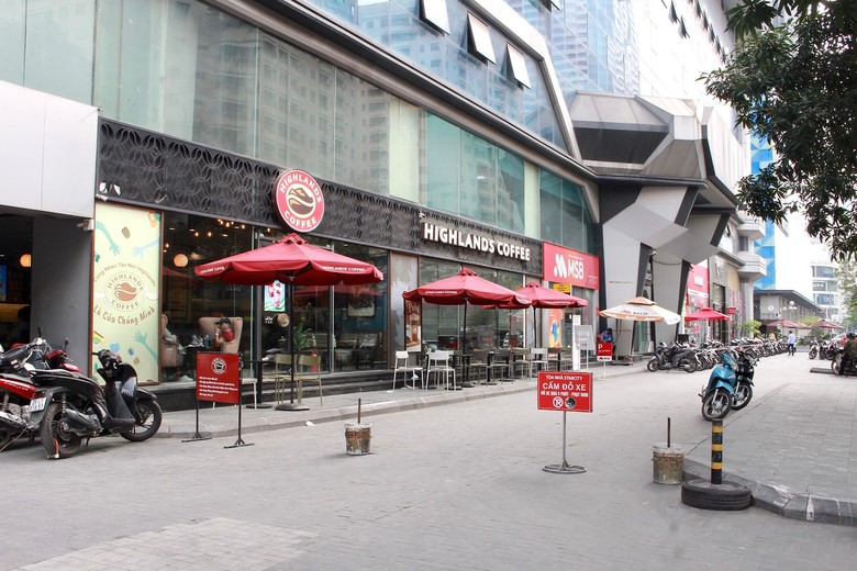 H&agrave; Nội: Mu&ocirc;n kiểu dựng r&agrave;o chắn giữ vỉa h&egrave; cho người đi bộ- Ảnh 3.