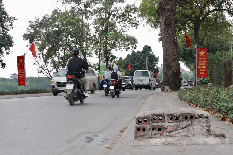 H&agrave; Nội: Mu&ocirc;n kiểu dựng r&agrave;o chắn giữ vỉa h&egrave; cho người đi bộ- Ảnh 4.