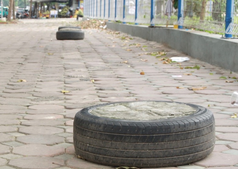 H&agrave; Nội: Mu&ocirc;n kiểu dựng r&agrave;o chắn giữ vỉa h&egrave; cho người đi bộ- Ảnh 5.