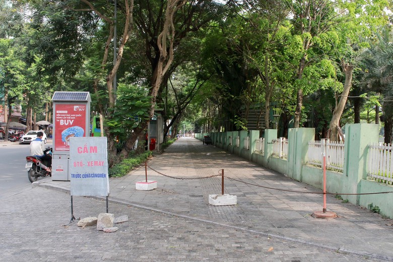 H&agrave; Nội: Mu&ocirc;n kiểu dựng r&agrave;o chắn giữ vỉa h&egrave; cho người đi bộ- Ảnh 7.