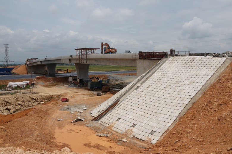 Thảm nhựa nút giao đầu tiên trên cao tốc Bãi Vọt - Hàm Nghi- Ảnh 4. Thảm nhựa nút giao đầu tiên trên cao tốc Bãi Vọt - Hàm Nghi- Ảnh 4.