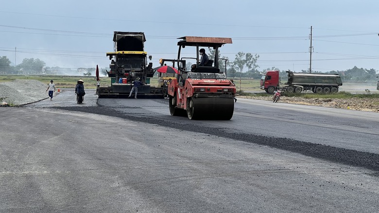 Thảm nhựa nút giao đầu tiên trên cao tốc Bãi Vọt - Hàm Nghi- Ảnh 6. Thảm nhựa nút giao đầu tiên trên cao tốc Bãi Vọt - Hàm Nghi- Ảnh 6.